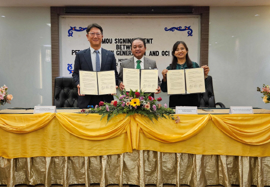 성광현(왼쪽부터) OCI홀딩스 전무, 탄 스리 아지즈 퍼카타 사라왁 이사장 , 푸안 스리 아쉬마 그린 제너레이션 대표가 지난 18일 말레이시아 사라왁주 장애인 교육 후원과 친환경 활동 강화 협약식에 참석해 기념사진을 찍고 있다. OCI홀딩스 제공.